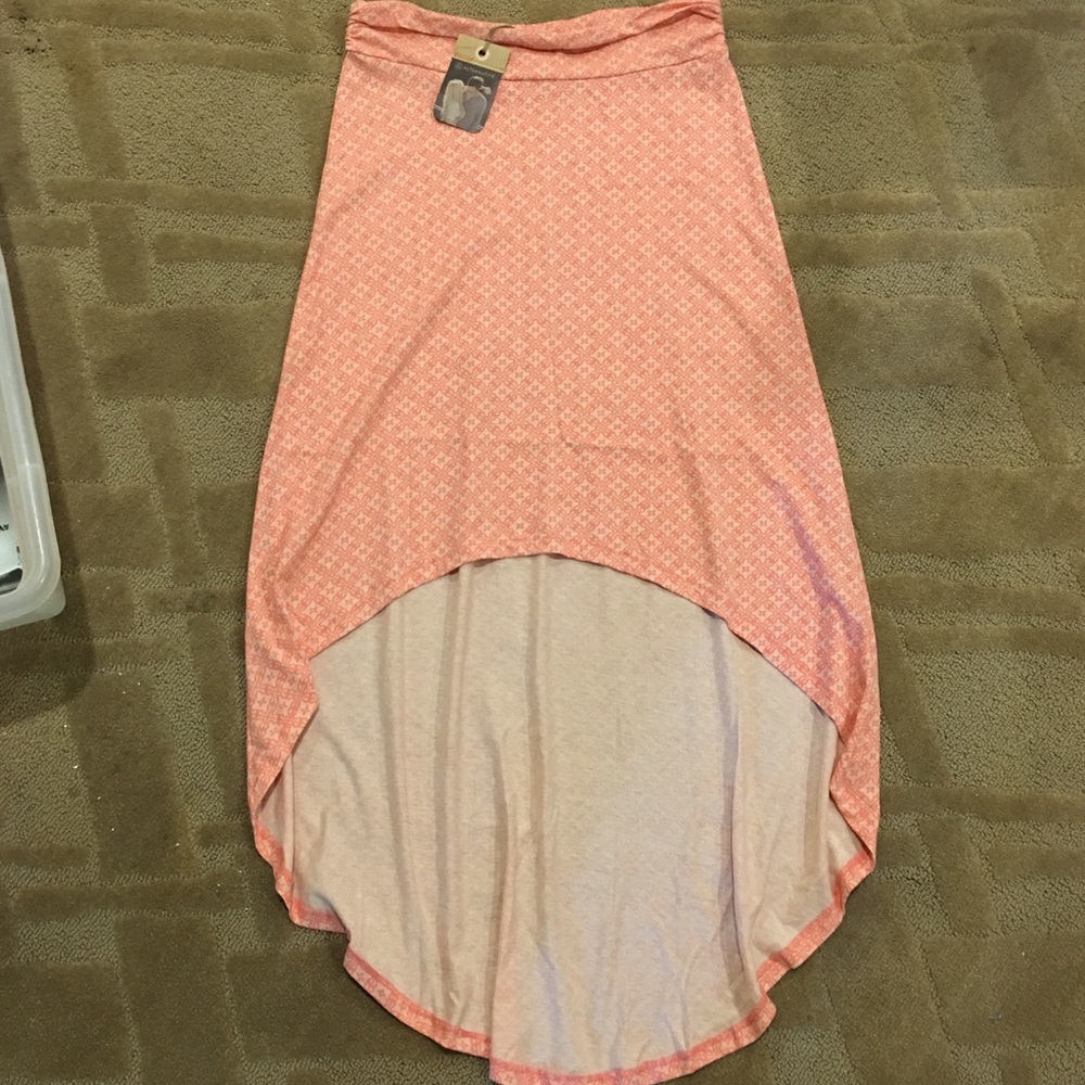 Alternative high-low skirt